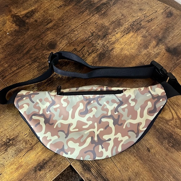 DRIVIN WAIST BELT BAG BLACK AND CAMO NEW WITHOUT TAGS - Picture 3 of 4